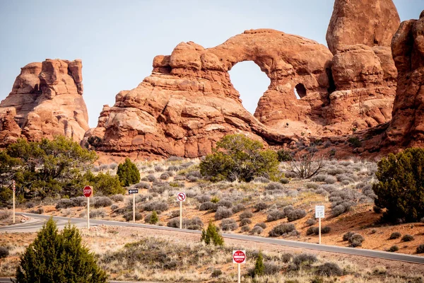 Arches Ulusal Parkı 'ndaki kayalıklardaki delikler - seyahat fotoğrafçılığı