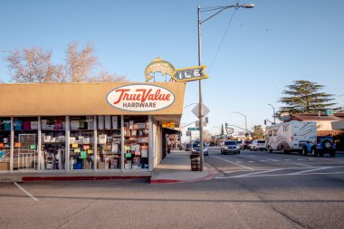 Lone Pine tarihi köyünde sokak manzarası - Lone Pine Ca, Amerika Birleşik Devletleri - Mart 29, 2019