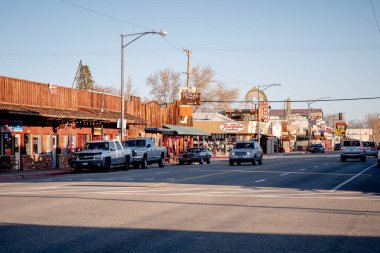 Lone Pine tarihi köyünde tipik sokak manzarası - Lone Pine Ca, Amerika Birleşik Devletleri - Mart 29, 2019
