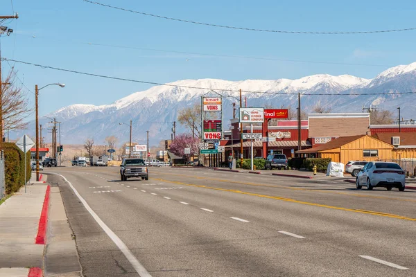 มุมมองถนนในบิชอปแคลิฟอร์เนีย บิชอป สหรัฐอเมริกา 29 มีนาคม 2019 — ภาพถ่ายสต็อก