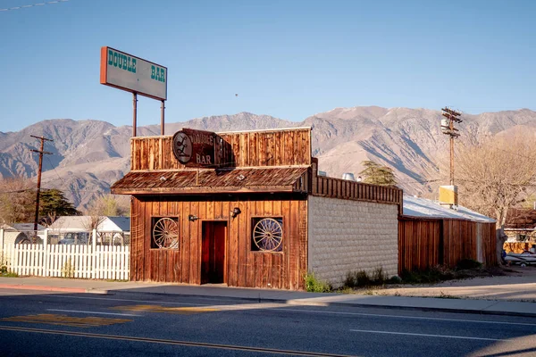 Drugswinkel in het historische dorp Lone Pine - LONE PINE CA, Verenigde Staten - 29 maart 2019 — Stockfoto