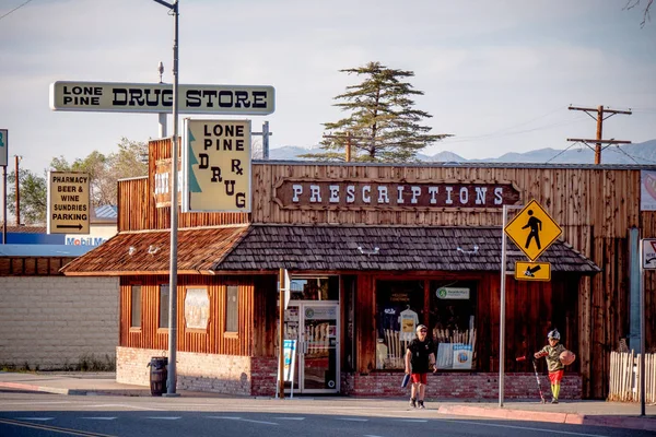 Droguería en el histórico pueblo de Lone Pine - LONE PINE CA, Estados Unidos - 29 de MARZO de 2019 — Foto de Stock