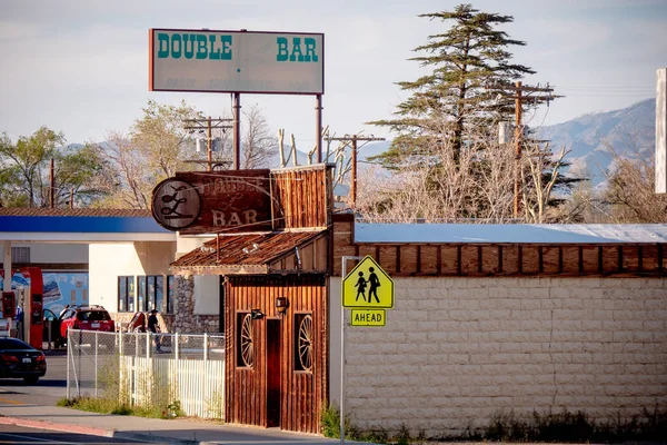 Dubbele bar in het historische dorp Lone Pine - LONE PINE CA, Verenigde Staten - 29 maart 2019 — Stockfoto