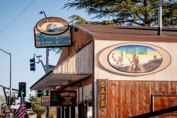 Totem cafe in lone pine - lone pine ca, USA - 29. März 2019 — Stockfoto