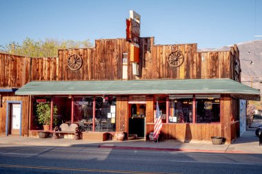 Tarihi Lone Pine köyündeki eski ahşap binalar - Lone PINE CA, ABD - 29 Mart 2019