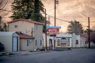 Tarihi Lone Pine kasabasındaki Timberline Motel - Lone PINE CA, ABD - 29 Mart 2019