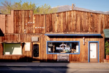 Tarihi Lone Pine köyündeki eski berber dükkanı - Lone PINE CA, ABD - 29 Mart 2019