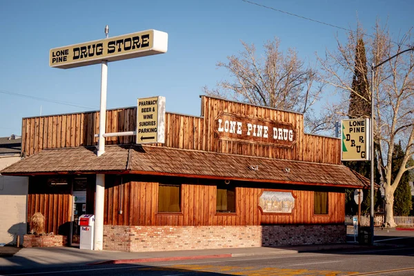 Droguería en el histórico pueblo de Lone Pine - LONE PINE CA, Estados Unidos - 29 de MARZO de 2019 — Foto de Stock