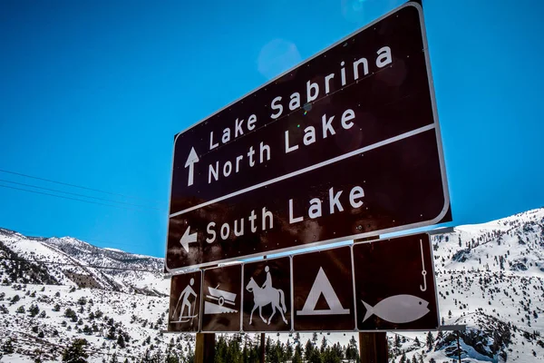 Bishop'ta Sabrina Gölü'ne yön işaretleri - Bishop, ABD - 29 Mart 2019 — Stok fotoğraf