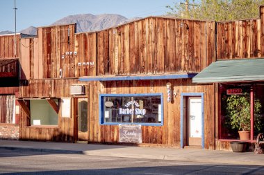 Tarihi Lone Pine köyündeki eski berber dükkanı - Lone PINE CA, ABD - 29 Mart 2019