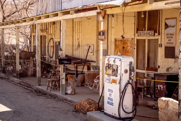 Vecchia stazione di servizio nel villaggio di Benton - BENTON, USA - 29 MARZO 2019 — Foto Stock