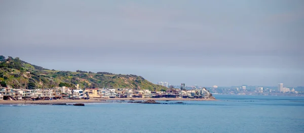 Ekskluzywne rezydencje na plaży Malibu na Pacific Coast Highway — Zdjęcie stockowe