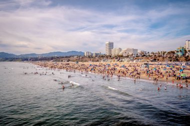 Meşhur Santa Monica Sahili üzerinde hava manzarası