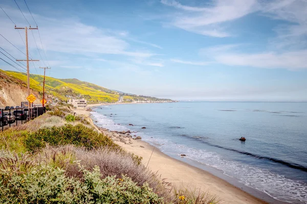 Bela costa de Malibu ao longo da estrada da costa do Pacífico — Fotografia de Stock