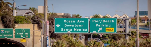 Znaki drogowe do Santa Monica - LOS ANGELES, USA - 29 marca 2019 — Zdjęcie stockowe