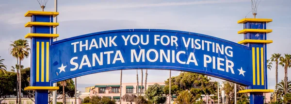 Berühmte Santa Monica Pier in Los Angeles - LOS ANGELES, USA - 29. MÄRZ 2019 — Stockfoto