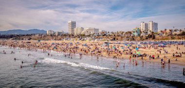 Los Angeles 'taki Santa Monica Plajı üzerindeki hava manzarası - LOS ANGELES, ABD - 29 Mart 2019