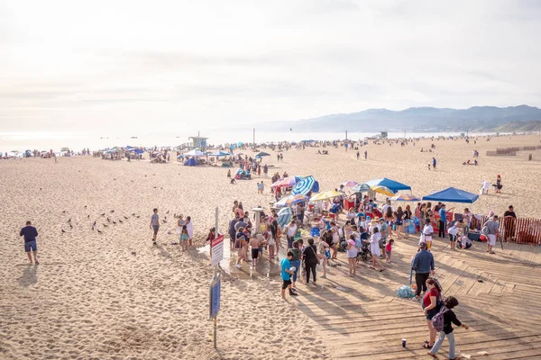 Santa Monica Beach on a hot summer day - LOS ANGELES, USA - MARCH 29, 2019 — Stock Photo, Image