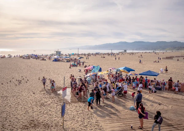 Santa Monica Beach is a busy place in summer - LOS ANGELES, USA - MARCH 29, 2019 — Stock Photo, Image