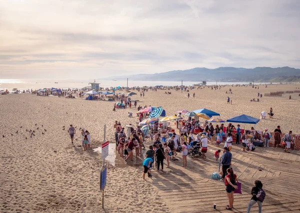 Santa Monica Beach on kiireinen paikka kesällä - LOS ANGELES, USA - maaliskuu 29, 2019 — kuvapankkivalokuva