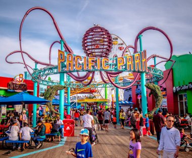 Santa Monica İskelesi 'ndeki Pasifik Parkı - LOS ANGELES, ABD - 29 Mart 2019