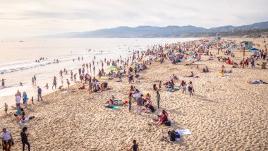 Los Angeles 'taki Santa Monica Plajı üzerindeki hava manzarası - LOS ANGELES, ABD - 29 Mart 2019
