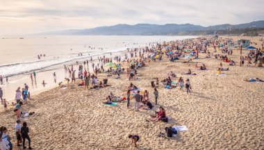 Santa Monica Plajı yazın yoğun bir yerdir - LOS ANGELES, ABD - 29 Mart 2019