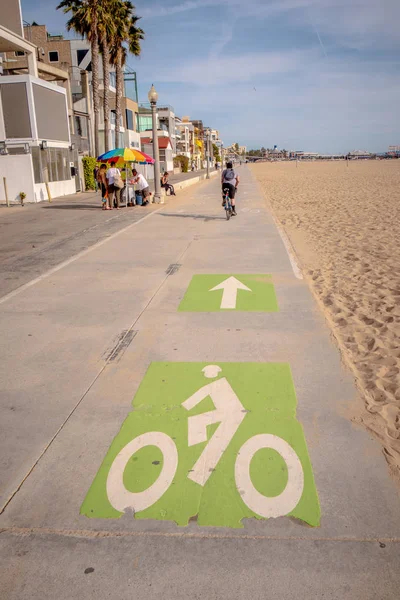 Oceanfront walk at Santa Monica Beach - LOS ANGELES, USA - MARCH 29, 2019 — Stock Photo, Image