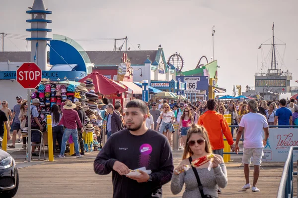 Berühmte Santa Monica Pier in Los Angeles - LOS ANGELES, USA - 29. MÄRZ 2019 — Stockfoto