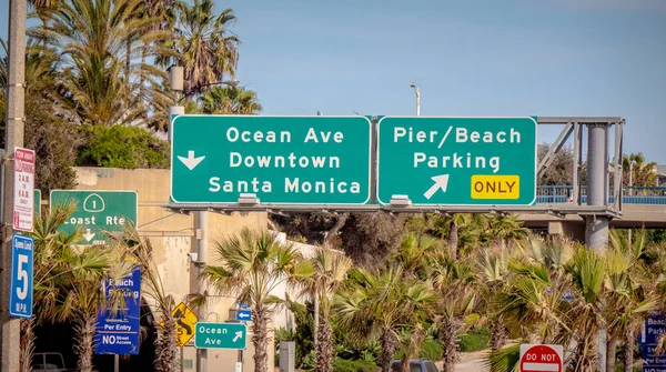 Straßenschilder nach Santa Monica - LOS ANGELES, USA - 29. MÄRZ 2019 — Stockfoto