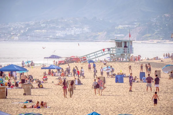 Santa Monica Beach on a hot summer day - LOS ANGELES, USA - MARCH 29, 2019 — Stock Photo, Image