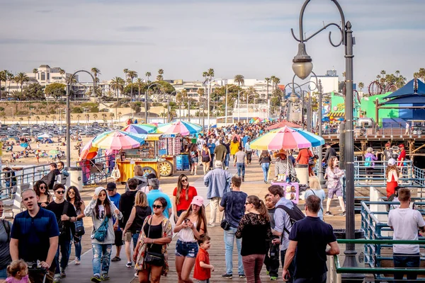 Gåtur på Santa Monica Pier - LOS ANGELES, USA - MARCH 29, 2019 – stockfoto