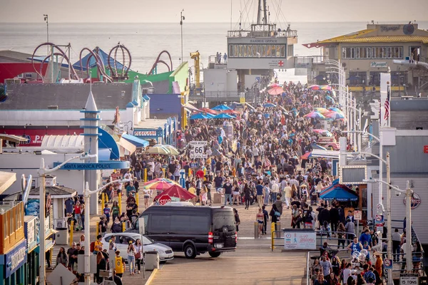 Berühmte Santa Monica Pier in Los Angeles - LOS ANGELES, USA - 29. MÄRZ 2019 — Stockfoto