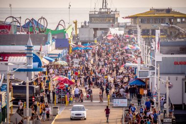 Los Angeles 'taki ünlü Santa Monica İskelesi - LOS ANGELES, ABD - 29 Mart 2019