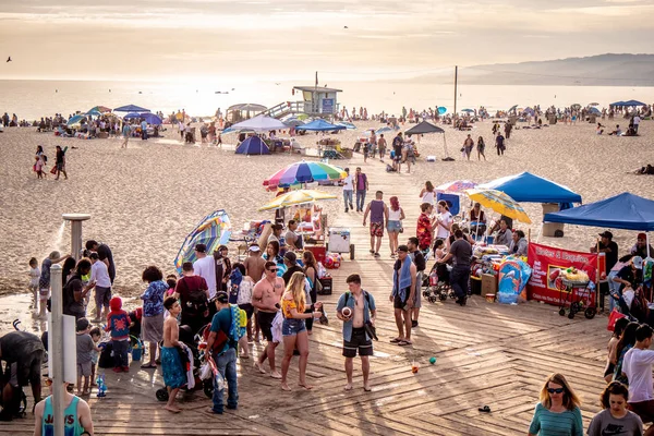 Santa Monica Beach on kiireinen paikka kesällä - LOS ANGELES, USA - maaliskuu 29, 2019 — kuvapankkivalokuva