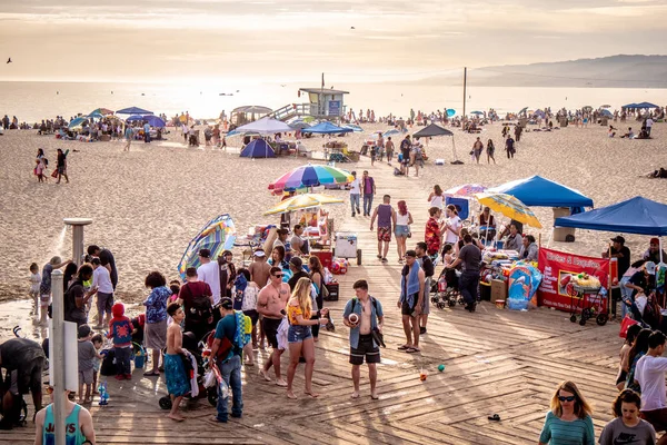 Santa Monica Beach is a busy place in summer - LOS ANGELES, USA - MARCH 29, 2019 — Stock Photo, Image