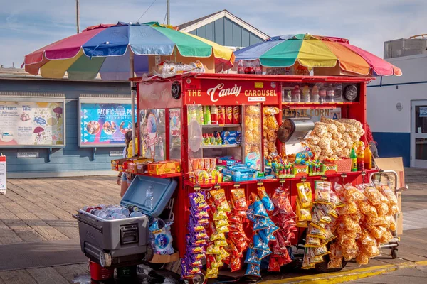 Candy street sale on Santa Monica Pier - LOS ANGELES, EUA - MARÇO 29, 2019 — Fotografia de Stock