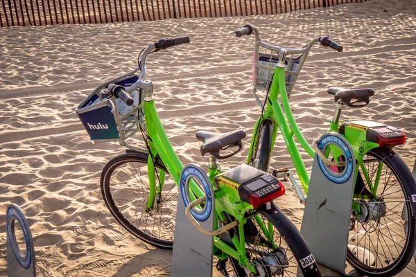 Rental bikes at Santa Monica Beach - LOS ANGELES, USA - MARCH 29, 2019 — Stock Photo, Image