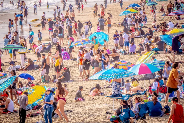 Praia de Santa Monica em um dia quente de verão - LOS ANGELES, EUA - Março 29, 2019 — Fotografia de Stock