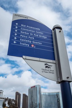 San Diego Downtown bölgesinde yön işareti - California, Usa - 18 Mart 2019