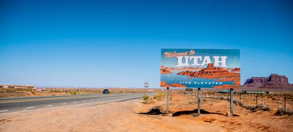 Willkommen bei Utah Straßenschild - UTAH, USA - 20. MÄRZ 2019 — Stockfoto