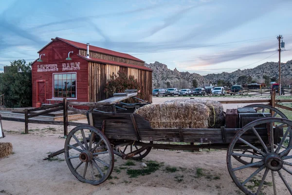 Híres kaliforniai úttörő város este - CALIFORNIA, USA - MÁRCIUS 18, 2019 — Stock Fotó