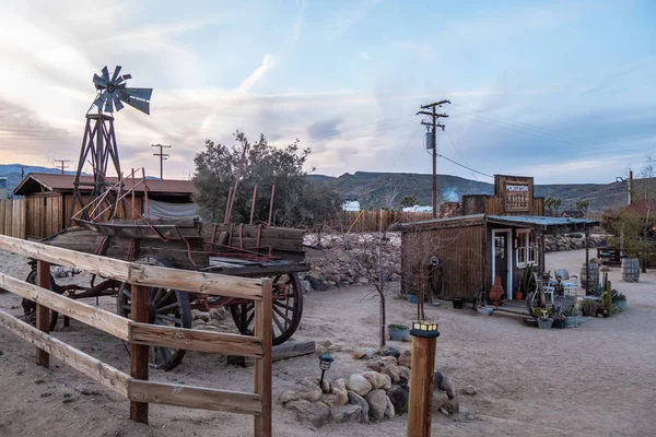 Edifícios históricos de madeira no Pioneertown, na Califórnia, à noite - CALIFORNIA, EUA - 18 de março de 2019 — Fotografia de Stock