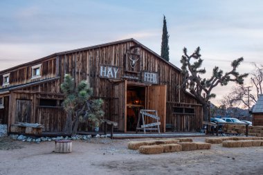 Kaliforniya Pioneertown 'daki tarihi ahşap binalar - CALIFORNIA, ABD - 18 Mart 2019