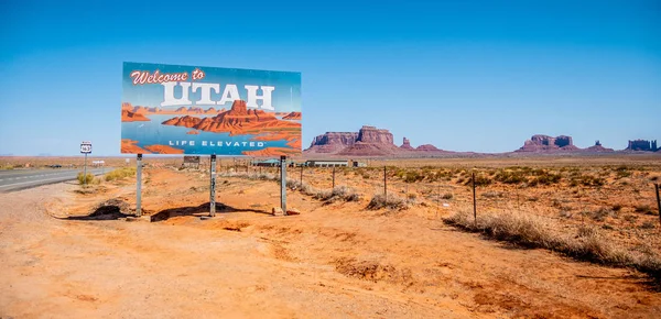 Willkommen bei Utah Straßenschild - UTAH, USA - 20. MÄRZ 2019 — Stockfoto