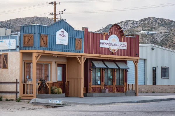 Klein dorp bij Yucca Valley in de Morongo Canyon - CALIFORNIA, Verenigde Staten - 18 maart 2019 — Stockfoto