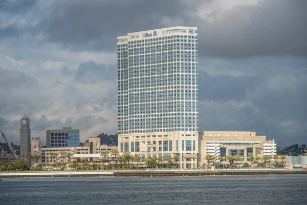San Diego Hilton Hotel al atardecer - CALIFORNIA, Estados Unidos - 18 DE MARZO DE 2019 — Foto de Stock