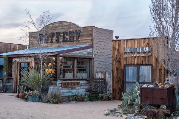 Edifícios históricos de madeira no Pioneertown, na Califórnia, à noite - CALIFORNIA, EUA - 18 de março de 2019 — Fotografia de Stock