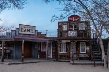 Kaliforniya Pioneertown 'daki tarihi ahşap binalar - CALIFORNIA, ABD - 18 Mart 2019