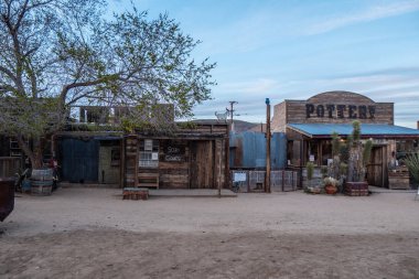 Kaliforniya Pioneertown 'daki tarihi ahşap binalar - CALIFORNIA, ABD - 18 Mart 2019